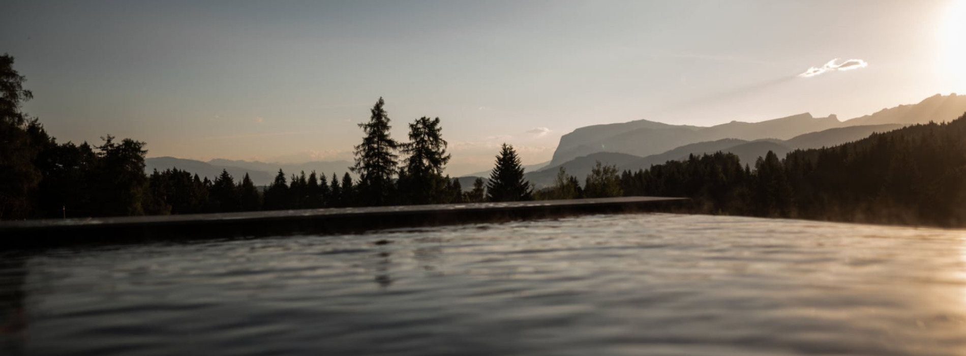 Ausblick vom Pool im Naturhotel in den Dolomiten: Hotel Pfösl Ausblick vom Pool im Naturhotel in den Dolomiten: Hotel Pfösl