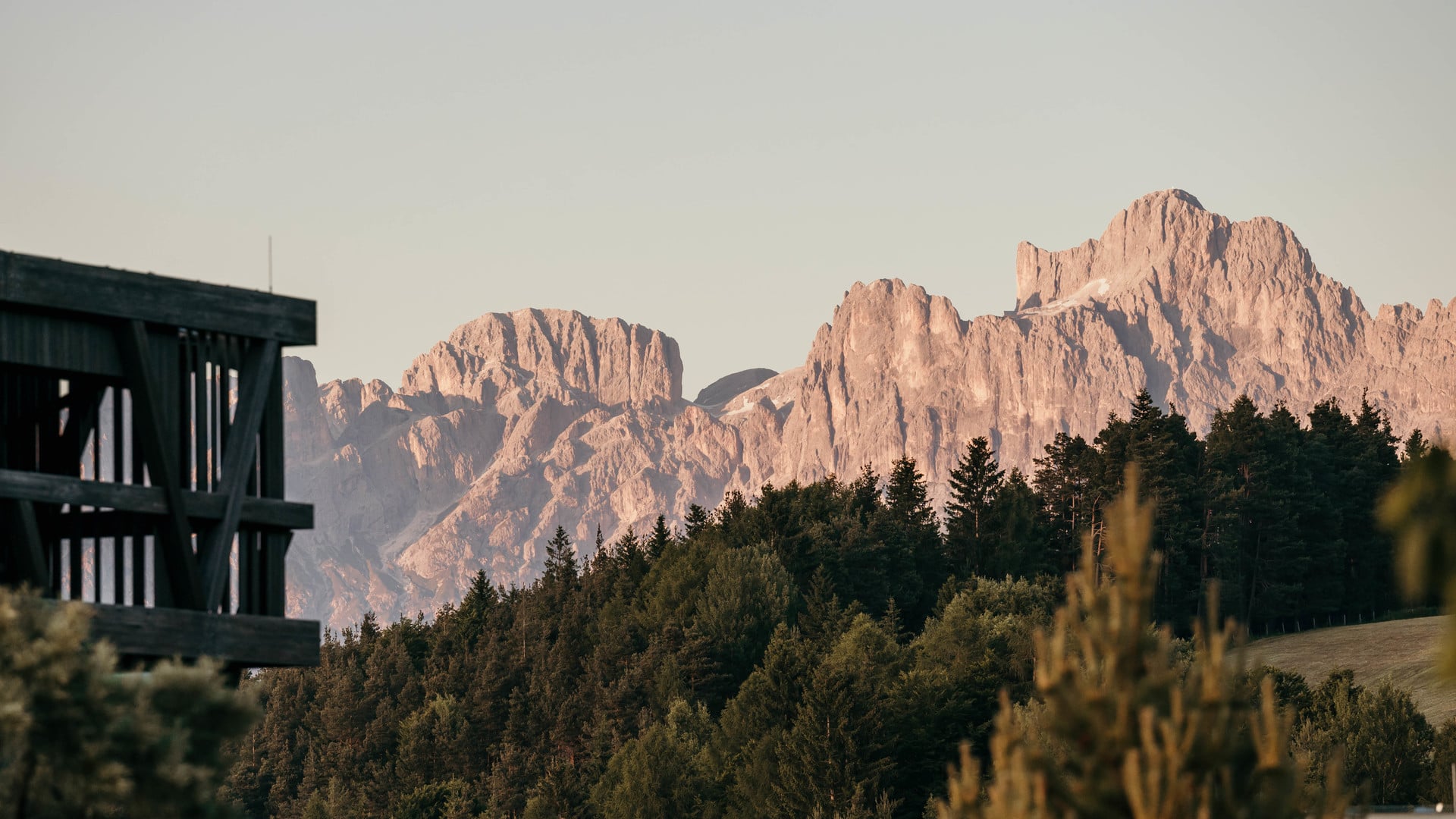 Blick auf die Berge vom Hotel Pfösl in den Dolomiten Blick auf die Berge vom Hotel Pfösl in den Dolomiten