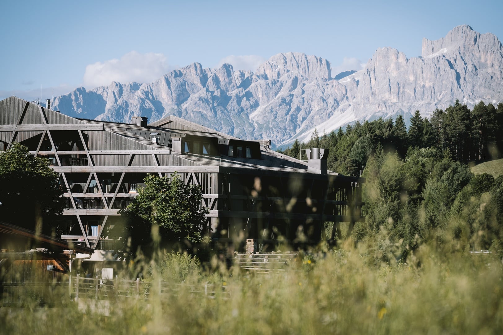 green-luxury-hotel-pfoesl-dolomiti-architektur