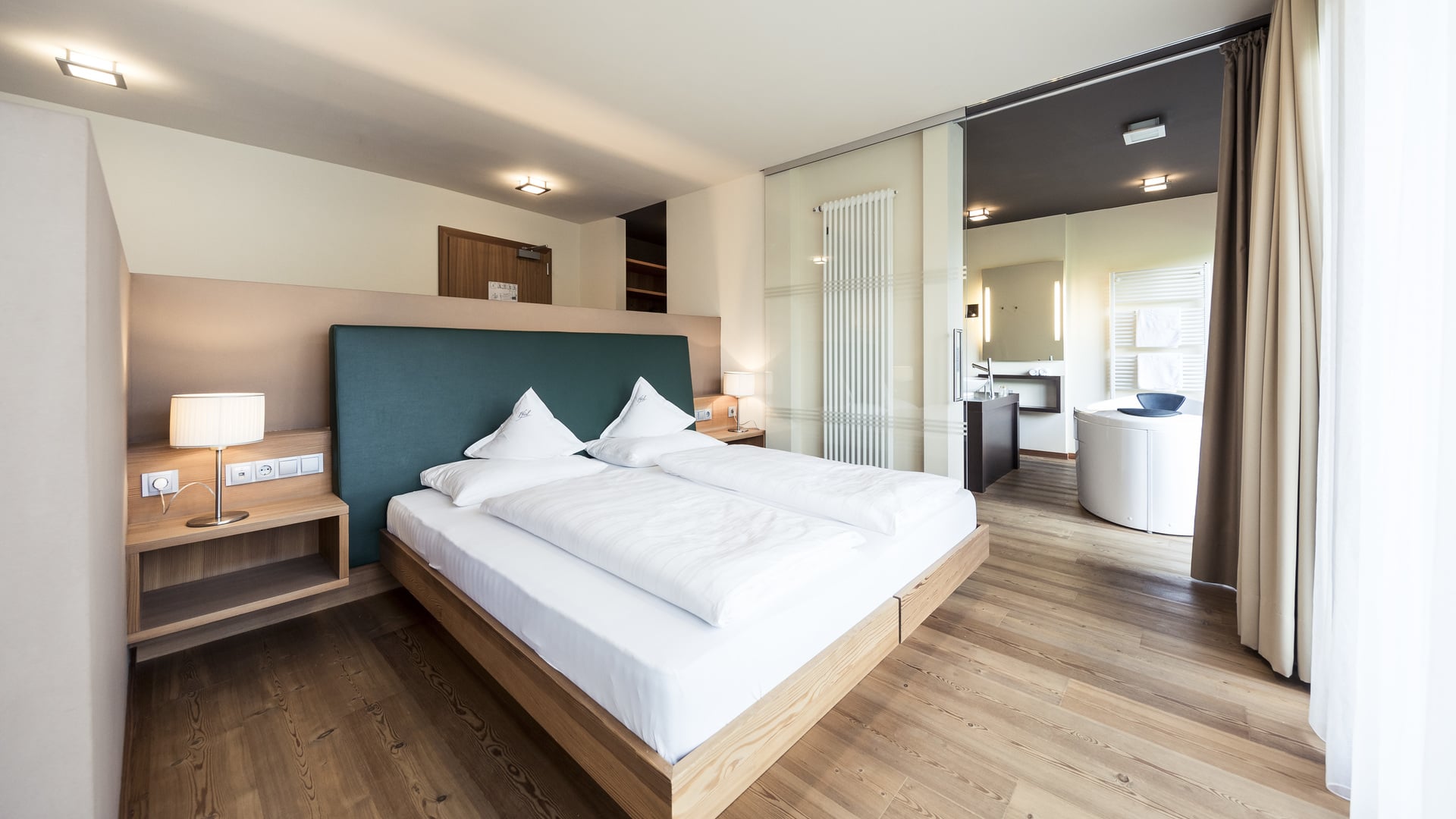 Suite exclusiva moderna a 1375 metri con vasca da bagno con vista Suite 1375 con vista sulle montagne delle Dolomiti e giardino privato