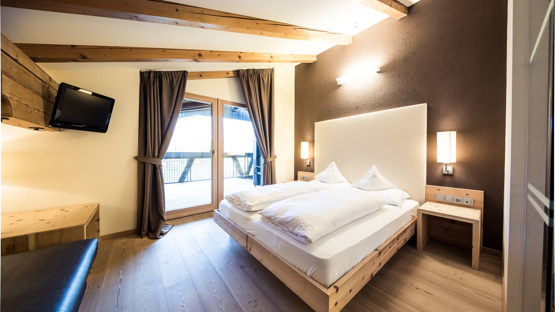 Natural calm in Swiss pine wood an panoramic view Juniorsuite Natura Zirbe furnished with Swiss pine wood and abundant natural light