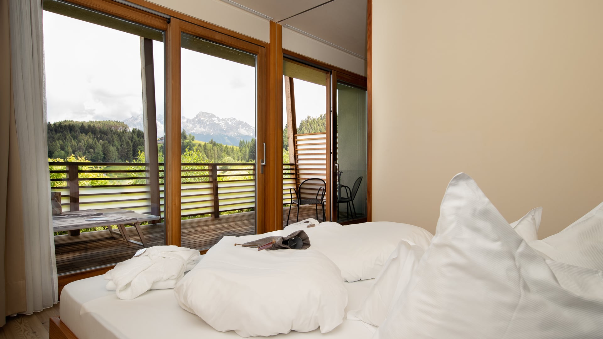Spazio in legno di larice con panorama sulle Dolomiti Larch suite with Dolomites view, large terrace and separate living and sleeping areas