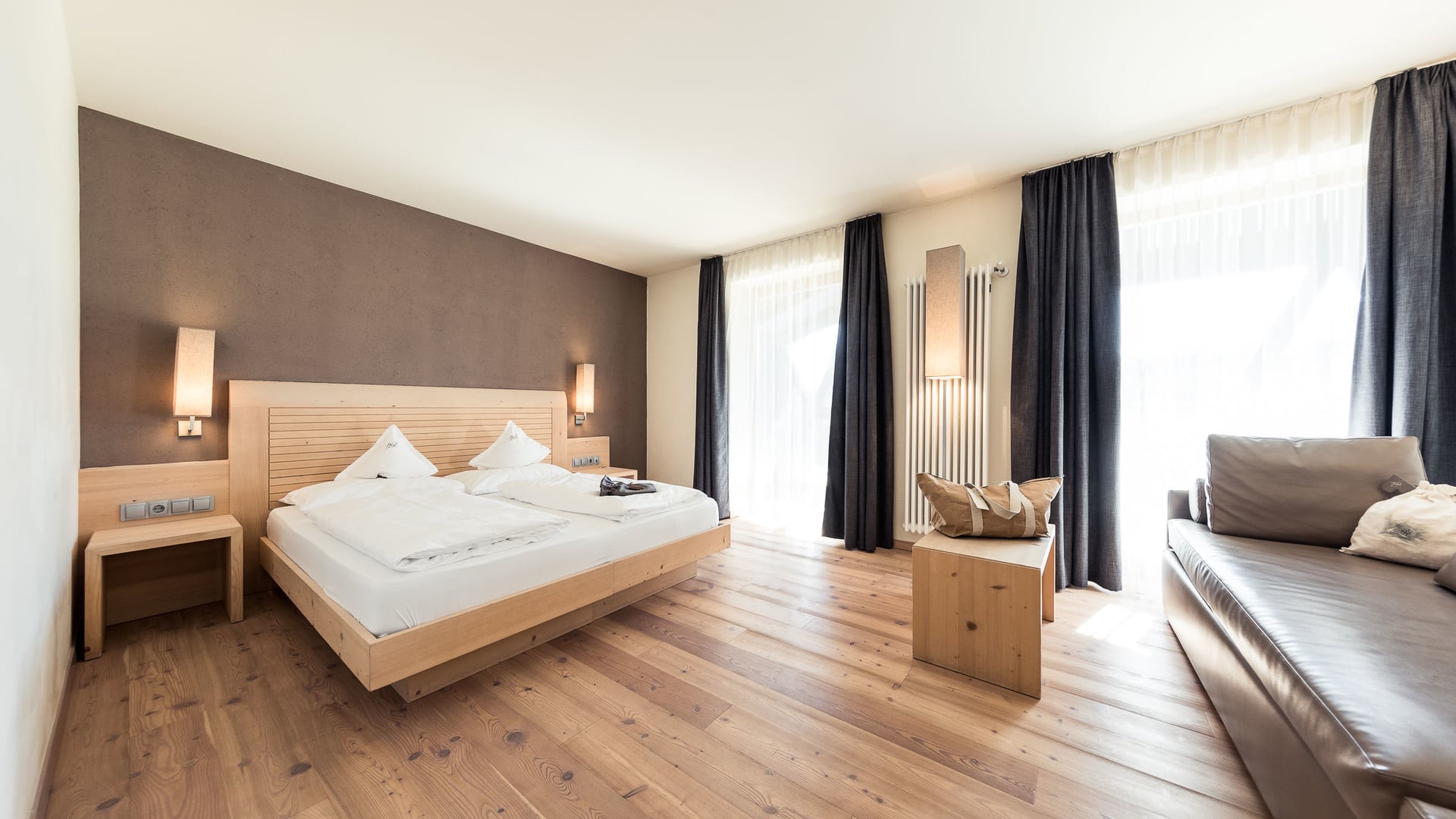Die Kraft der Latemarfichte spüren Juniorsuite Natura Latemar aus Latemarfichte mit Blick auf die Dolomiten
