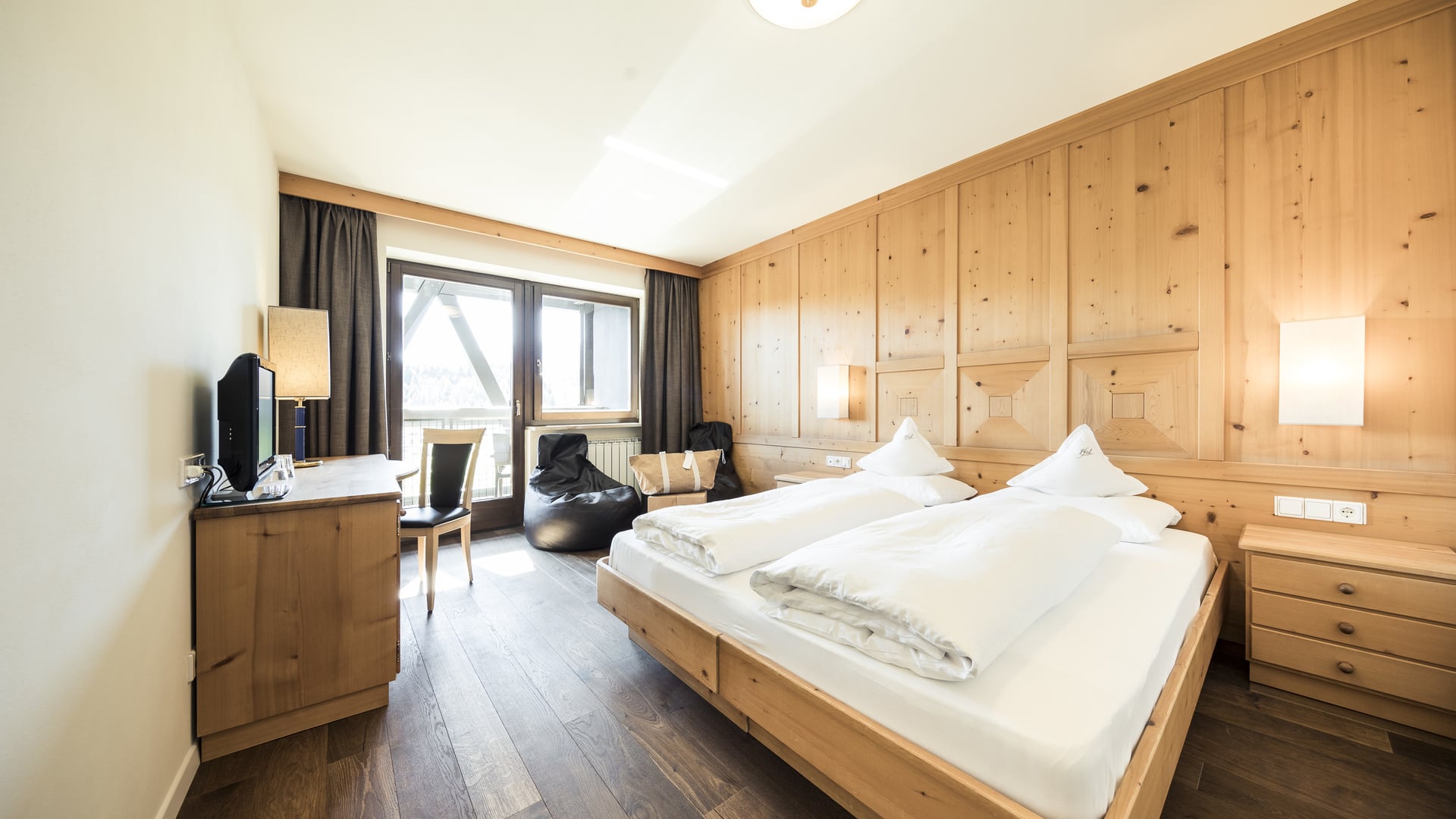 Naturzimmer Oldstyle con interni tradizionali in legno e carattere alpino