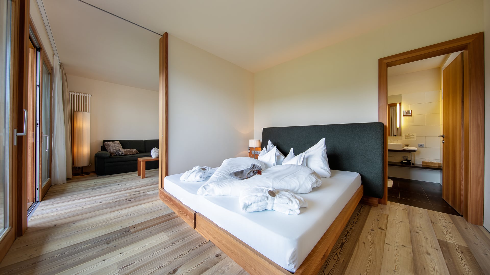 Grosszügige Panoramasuite mit Dolomitenblick Vitalpina Suite mit zwei Schlafzimmern und Panoramaterrasse mit Blick auf die Dolomiten