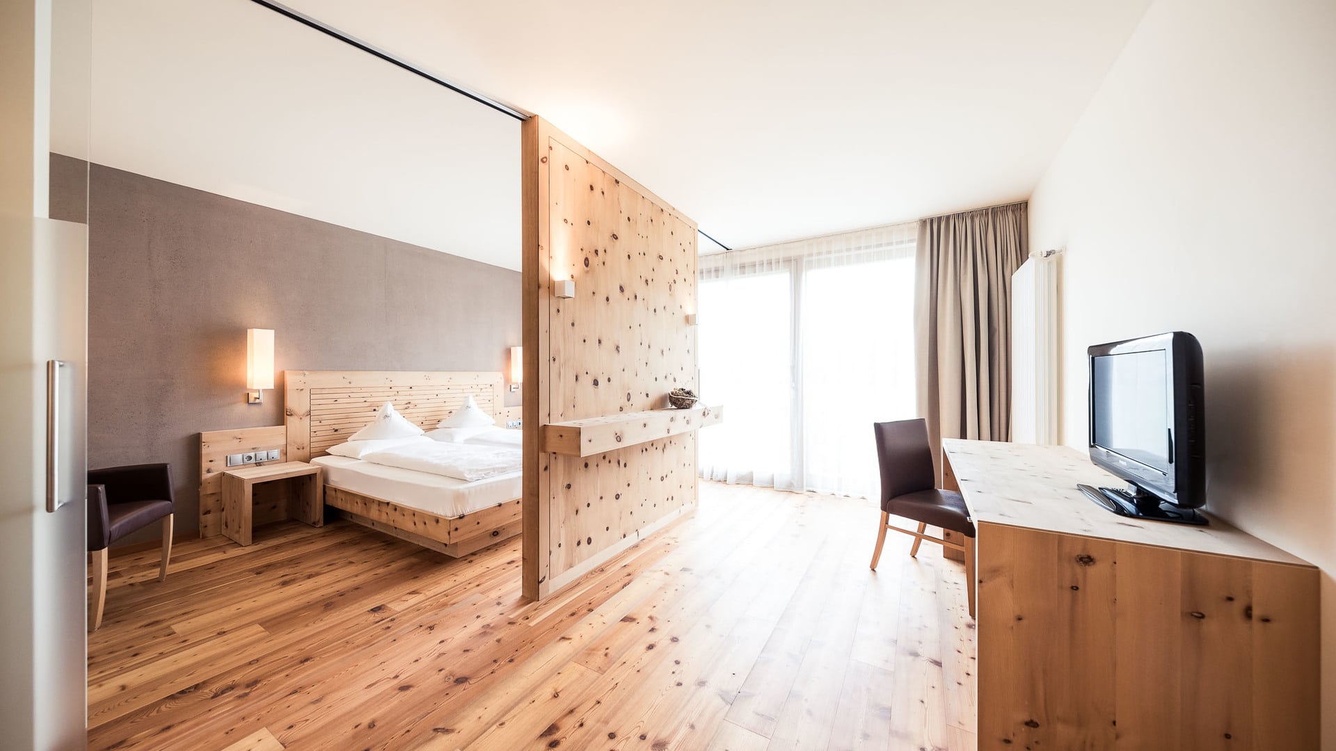 La quiete del cirmolo con accesso diretto al giardino Suite in cirmolo al piano terra con giardino privato e vista sulle Dolomiti EN
