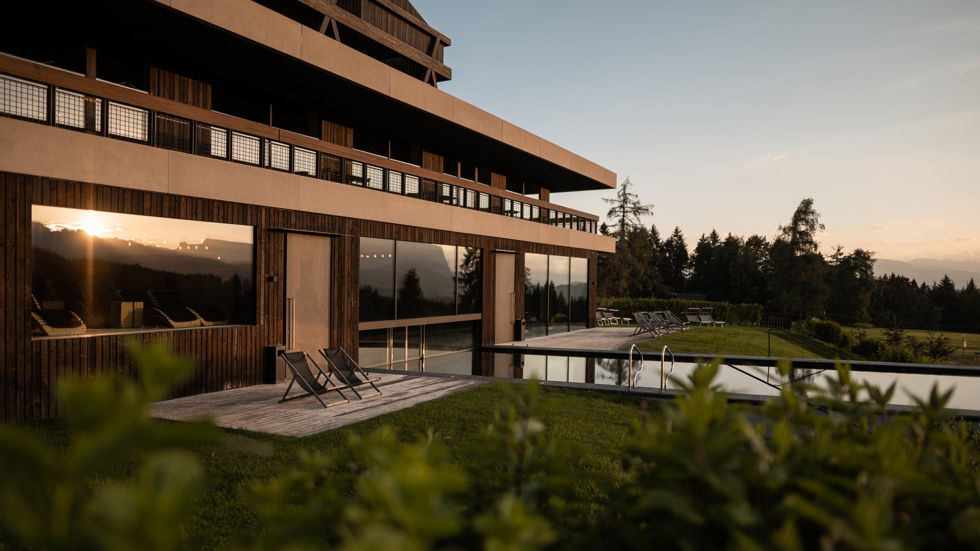 Outdoor-Relaxbereich im Wellnesshotel in der Natur in Südtirol