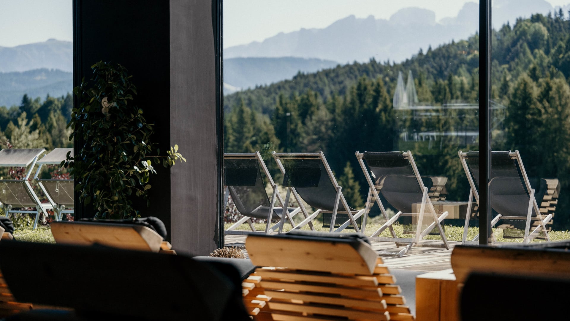 Indoor-Relaxbereich im Natur-Spa in den Dolomiten