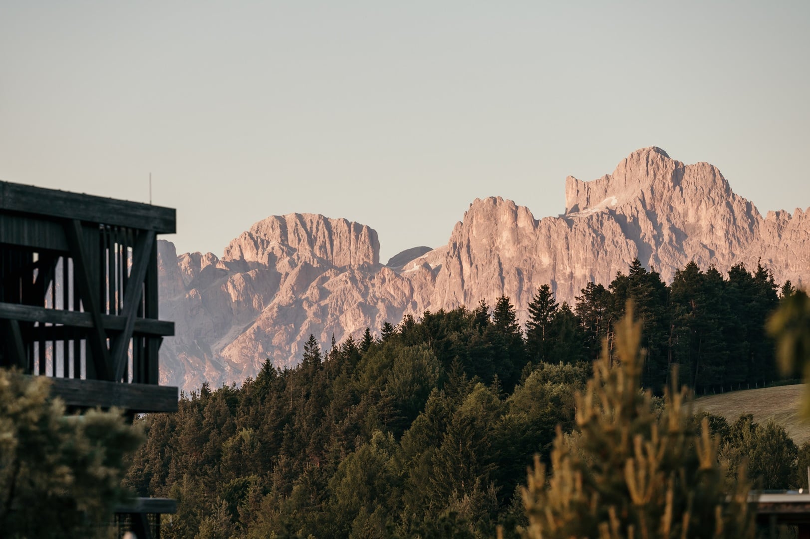 Ausblick auf die Berge vom Pfösl, Naturhotel in den Dolomiten